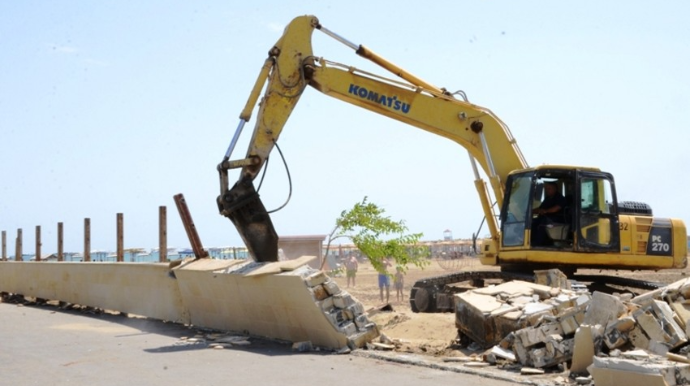 İcra Hakimiyyəti Xəzərin sahilindəki qanunsuz hasar və tikililəri sökməyə başladı  - FOTO