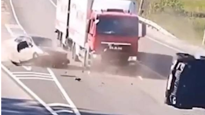 Yolayrıcında 3 avtomobil toqquşdu; “Gelandwagen” aşdı - VİDEO