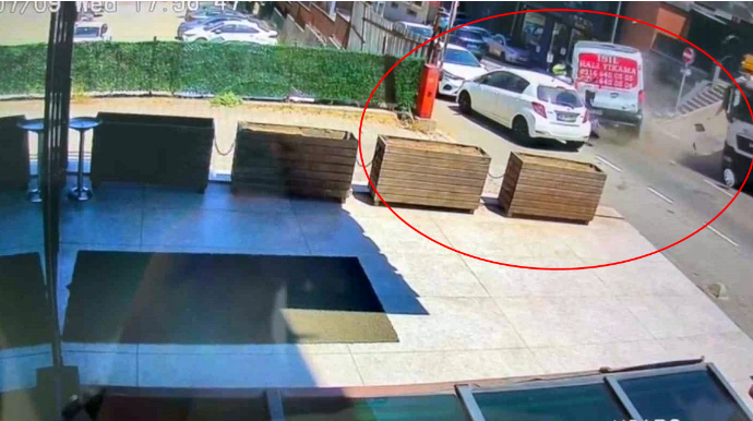 İki maşın toqquşdu;  motosiklet sürücüsünün ayağı qopdu - VİDEO 