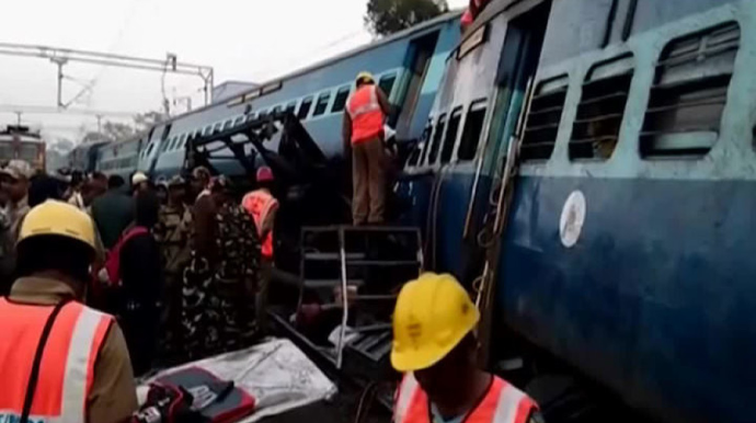 Hindistanda qatar relsdən çıxıb, xəsarət alanlar var 