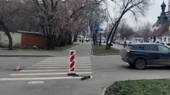 Qadın sürücü keçiddən keçən 10 yaşlı skuterçini vurdu - VİDEO 