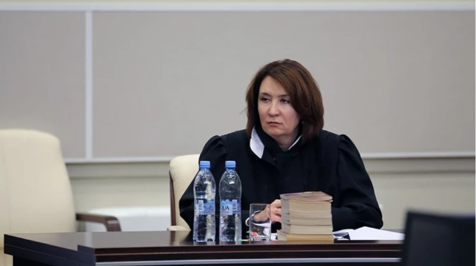 Axtarışda olan rus hakim Azərbaycanı tərk etdi 