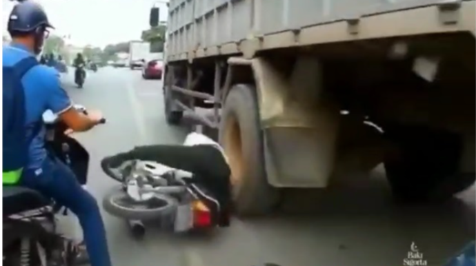 İri təkərlər altında qalan motosikletçilər - ŞOK GÖRÜNTÜLƏR   - VİDEO