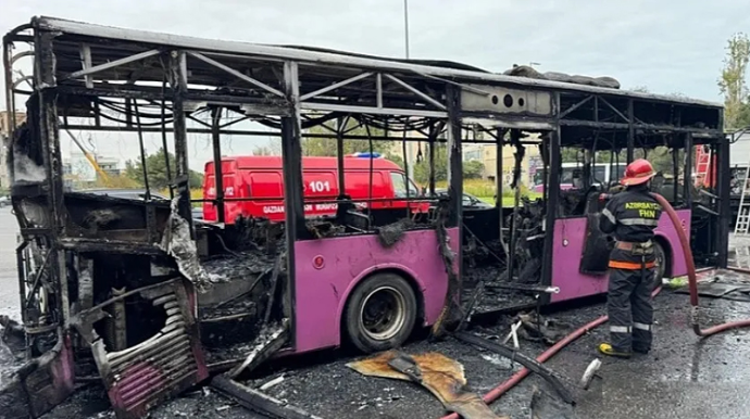 Yolun ortasında alışıb yanan avtobuslar - Səbəb nədir? 