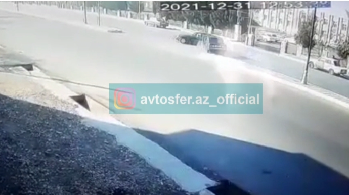 Şəkidə "07" "Mercedes"ə çırpıldı:  İkisi də qayda pozub; günah kimdədir?  - VİDEO