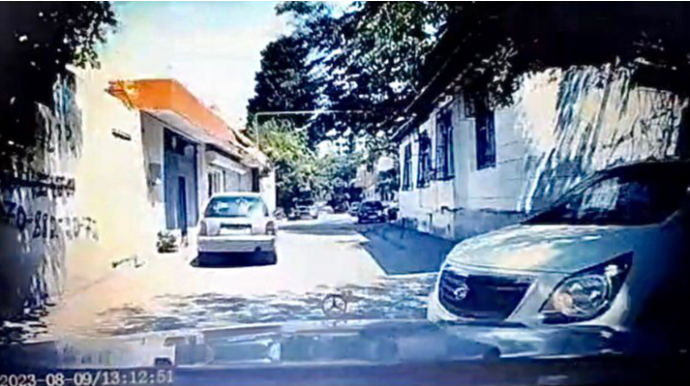 Diqqətsiz sürücü qarşısına çıxan maşını vurdu   - VİDEO