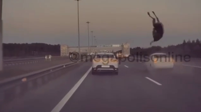 Eşşəyi vurdu: özü xəstəxanalıq oldu   - VİDEO