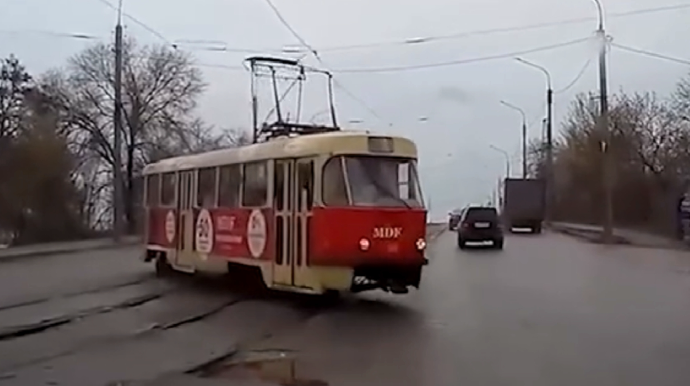 Relsdən çıxan tramvay sürücüləri qorxuya saldı - VİDEO