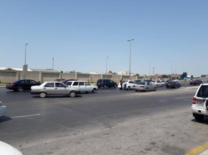 Bakıda yol-nəqliyyat hadisəsi baş verib - FOTO