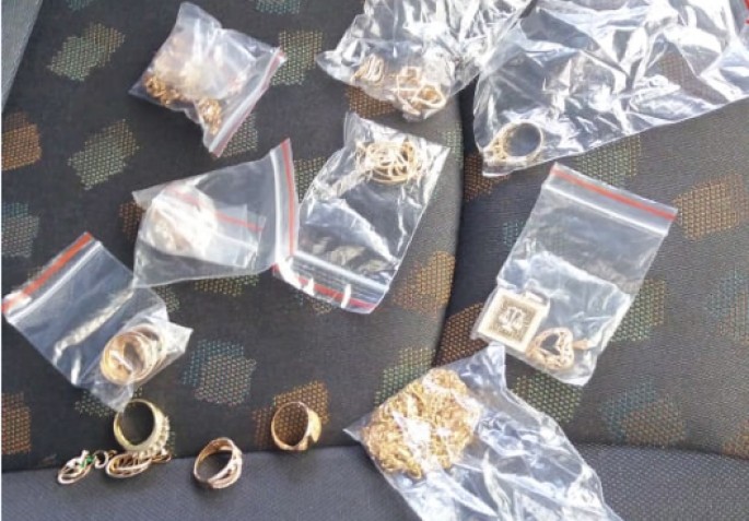 Avtomobilin salonundan qızıl-zinət əşyaları aşkarlandı - FOTO