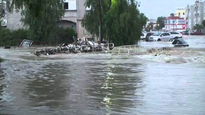İranda sel və daşqın olub, yollar bağlanıb