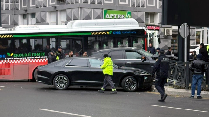 Bakının mərkəzində iki maşın öncə bir-birinə, sonra dəmirlərə çırpıldı - FOTO 