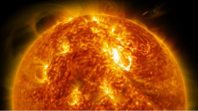 Günəşdə güclü partlayış baş verib