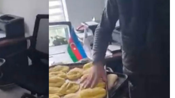 В Азербайджане предприниматель выразил протест необычным способом  - ВИДЕО