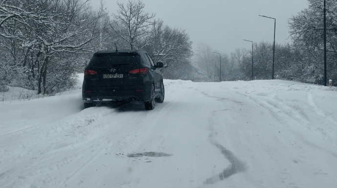 На дороге Баку-Шамахы-Евлах ввиду снегопада возникли трудности с движением автотранспорта 