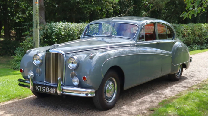 Britaniya kral ailəsinin avtomobili satışa çıxarılacaq - FOTO