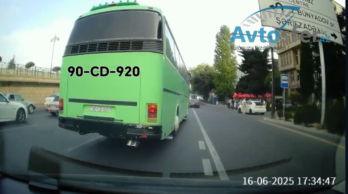 Bu avtobus sürücüsü "qoçuluqla" məşğuldur: Hamının yolunu kəsir - VİDEO