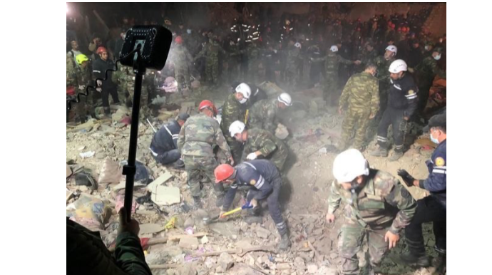 В Гяндже завершены спасательные операции на месте разрушенных в результате ракетной атаки Армении домов 