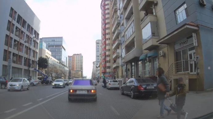 Yolunu qısaltmaq istəyən qadın özünü və azyaşlı uşağını təhlükəyə atdı - VİDEO