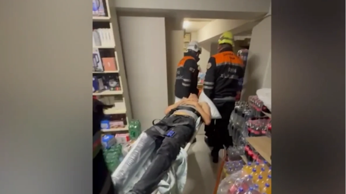 17 yaşlı oğlan mağazada yükləri qaldırarkən yıxıldı - VİDEO 