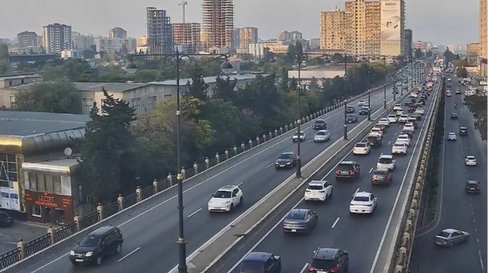 На каких улицах Баку 10 октября наблюдаются транспортные заторы?