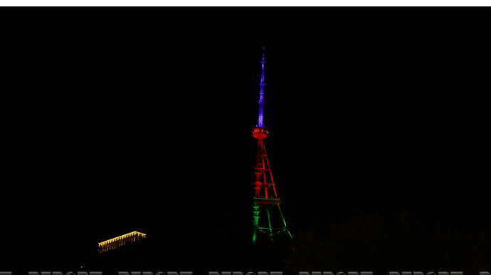 Tbilisi teleqülləsi Azərbaycan bayrağının rəngləri ilə işıqlandırılıb - FOTO