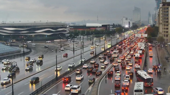 На каких улицах Баку 5 декабря наблюдаются транспортные заторы? 