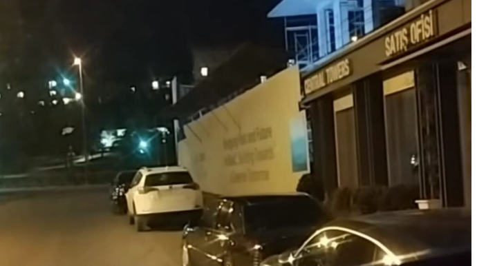 Tikinti gedən binanın altında maşın saxlayıblar – İŞÇİLƏR NARAZIDIR - VİDEO