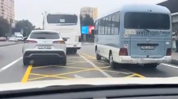 Bakının bu küçəsində də sarı tor çəkildi - VİDEO