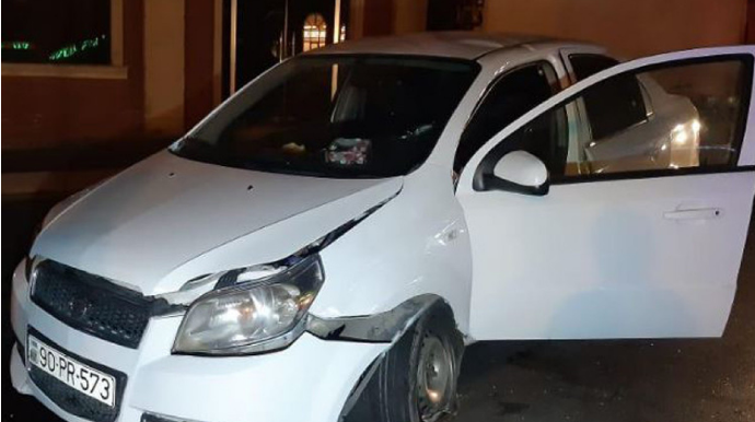 Bakıda avtomobil səkiyə dəyərək aşıb - FOTO - VİDEO 