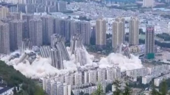 Çində 15 göydələn eyni anda uçuruldu - VİDEO