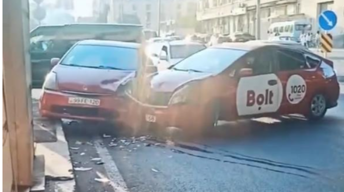Bakıda qəza - "Prius"lar bir-birinə girdi   - VİDEO