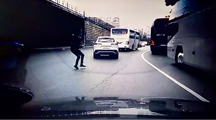 Yola baxmadan qaçan gənc az qala maşının altında qalacaqdı   - ANBAAN VİDEO