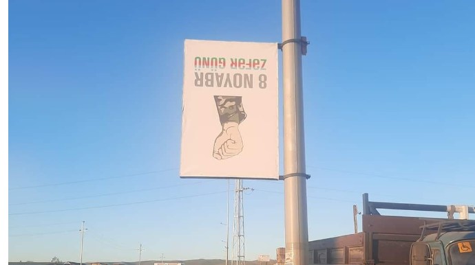 Yol kənarında "Zəfər günü"  plakatı tərsinə vuruldu  - FOTO