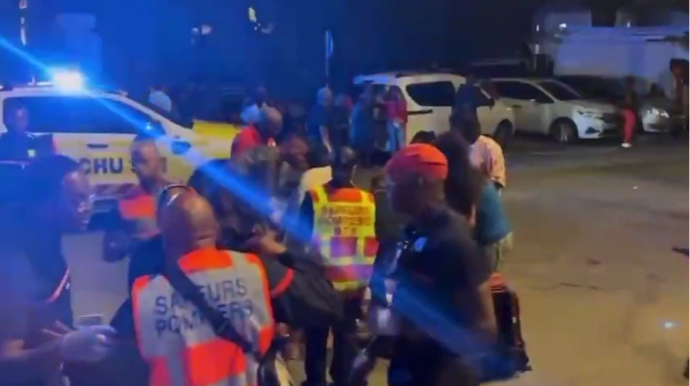 Avtomobili Milad yarmarkasına yığışan insanların üzərinə sürdülər