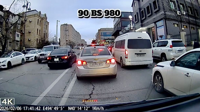 В Баку водитель "объехал" пробки, выехав на встречную дорогу - ВИДЕО 