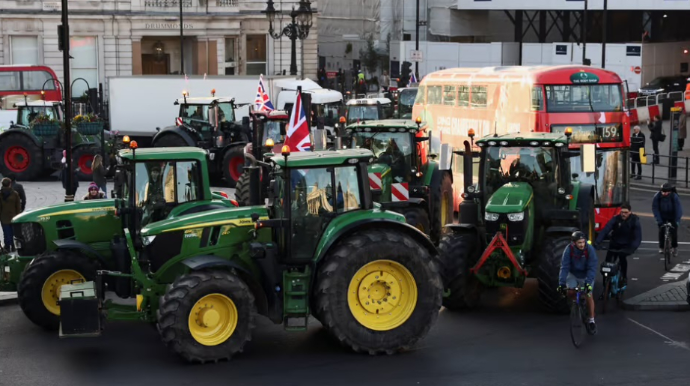 Şəhərin mərkəzində fermerlər traktorlarla etiraz aksiyası keçirib