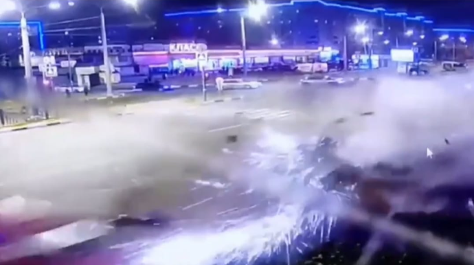 Qırmızıda keçib "Chevrolet"i iki yerə böldü: dəhşətli qəzanın REAL VİDEOsu 