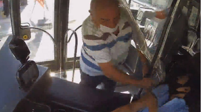 Sərnişindən maska taxmağı tələb edən sürücü belə döyüldü - VİDEO