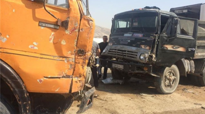 Siyəzəndə iki yük avtomobili toqquşub, xəsarət alan var