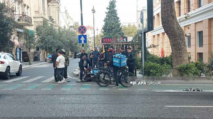 Bakının mərkəzində avtomobil motosikletçini vurdu - FOTO 