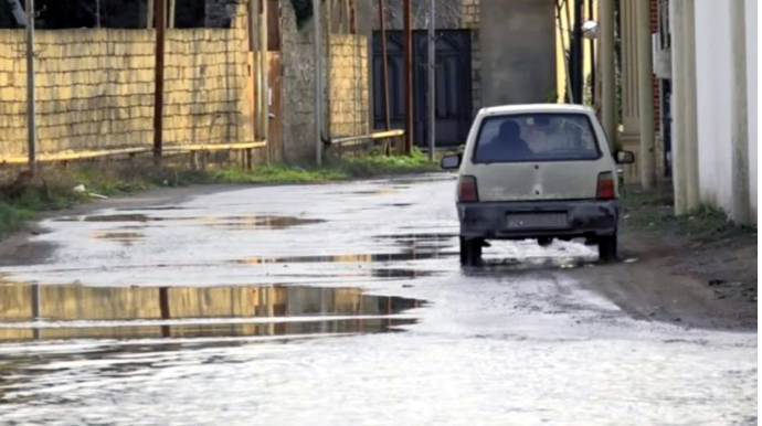 Yollar bərbad vəziyyətdə, məktəblilər divara dırmaşır:  Sakinlərin bitməyən problemləri - VİDEO 