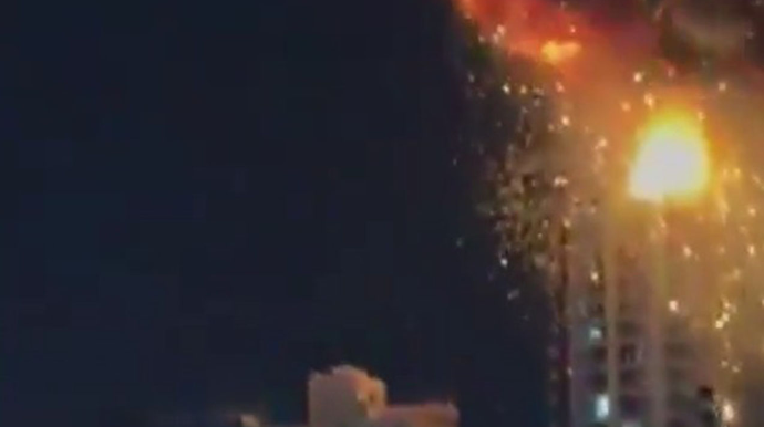 Bəhreyndə göydələnin vurulma anı - VİDEO