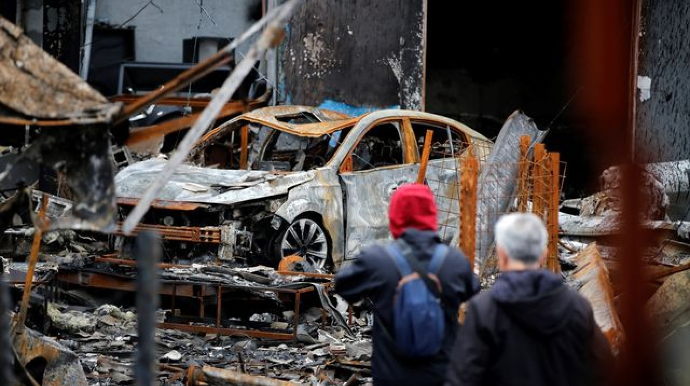 Avtomobil salonuna raket düşdü - 70 lüks maşın məhv oldu - FOTO