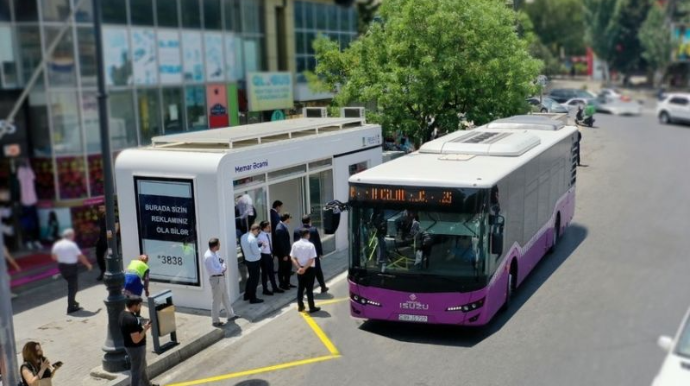 Avtobusda mübahisə etdiyi müştərini dayanacaqda döydü