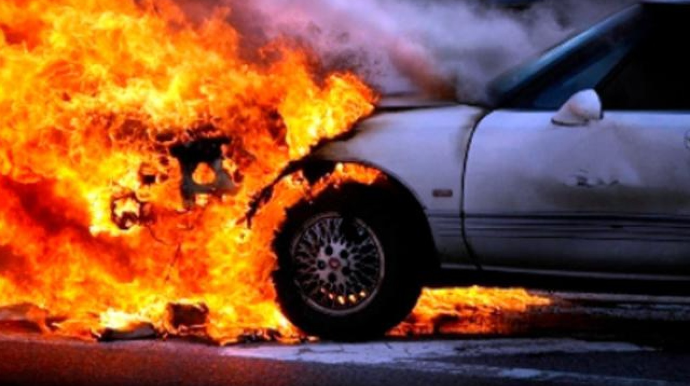 Qobustanda avtomobil yanıb