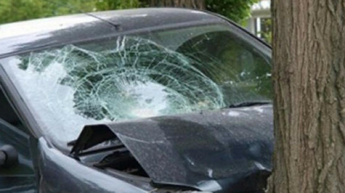 Goranboyda minik maşını ağaca çırpıldı