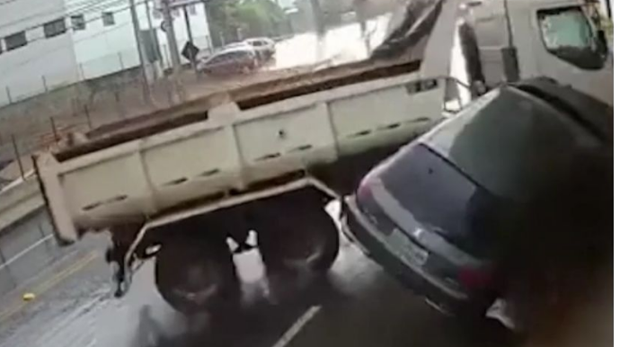 İdarəetməni itirən yük avtomobili qəza törətdi – ANBAAN VİDEO 