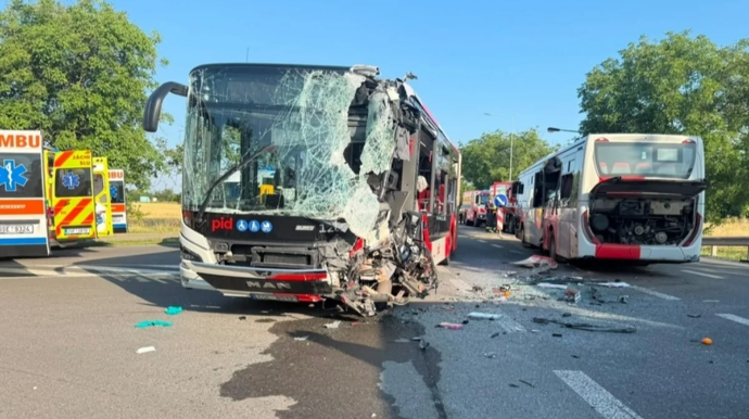 Praqa yaxınlığında avtobuslar toqquşdu - FOTO