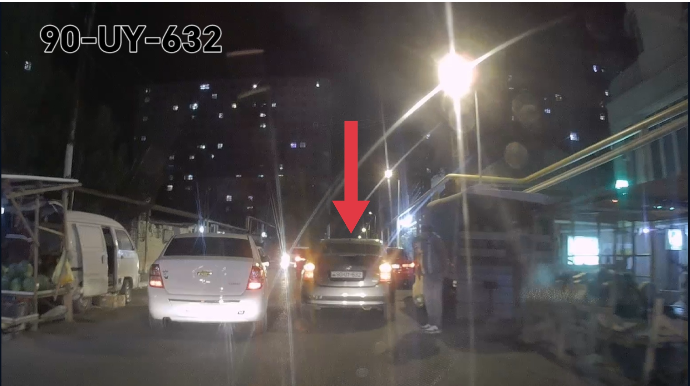 Sürücü maşını yolun ortasında saxlayıb alış-veriş etdi - VİDEO